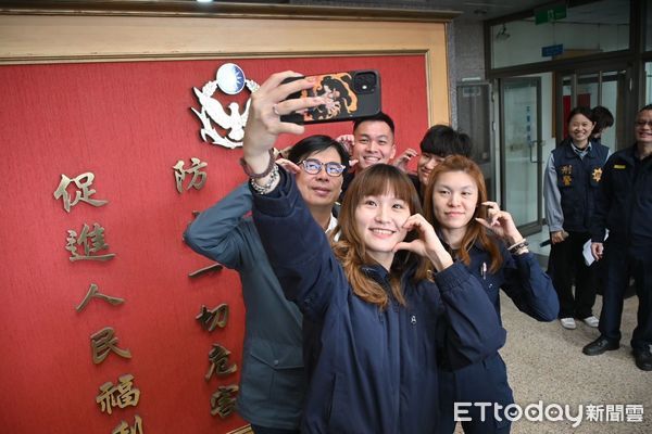 ▲陳其邁前往前鎮分局跟警察同仁慰勤             。（圖／記者吳奕靖翻攝）