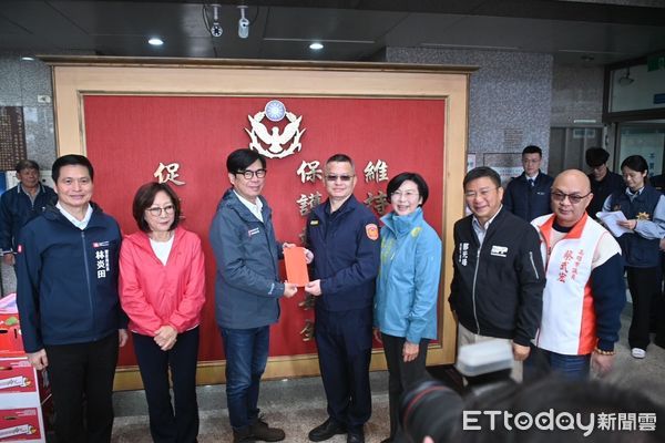 ▲陳其邁前往前鎮分局跟警察同仁慰勤             。（圖／記者吳奕靖翻攝）