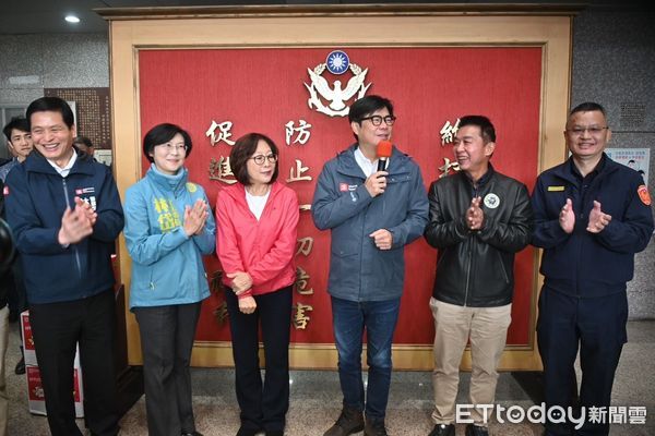 ▲陳其邁前往前鎮分局跟警察同仁慰勤             。（圖／記者吳奕靖翻攝）