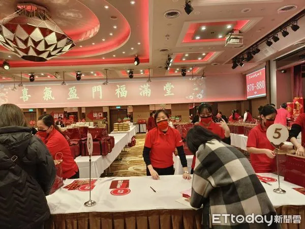 ▲台北福華常溫年菜提領現場。（圖／記者張佩芬攝）