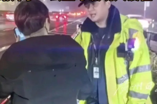 ▲▼  女婿丟包岳母在休息區           。（圖／翻攝 廣州日報）