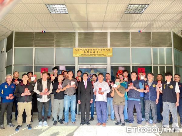 ▲高雄市警察局長林炎田發送客製化Q版春節紅包             。（圖／高雄市警局提供）