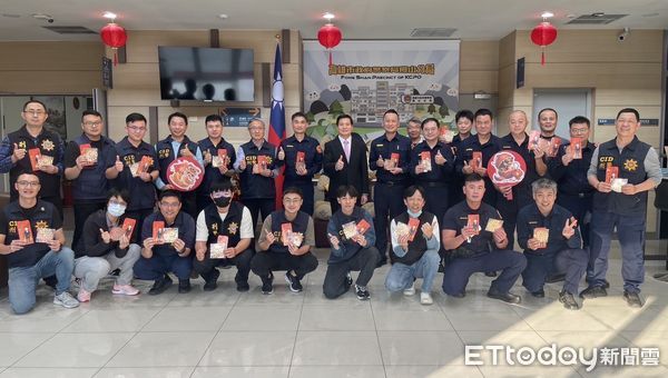 ▲高雄市警察局長林炎田發送客製化Q版春節紅包             。（圖／高雄市警局提供）