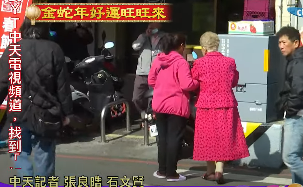 ▲▼柯媽媽初二現身城隍廟。（圖／翻攝自YouTube／中天電視）