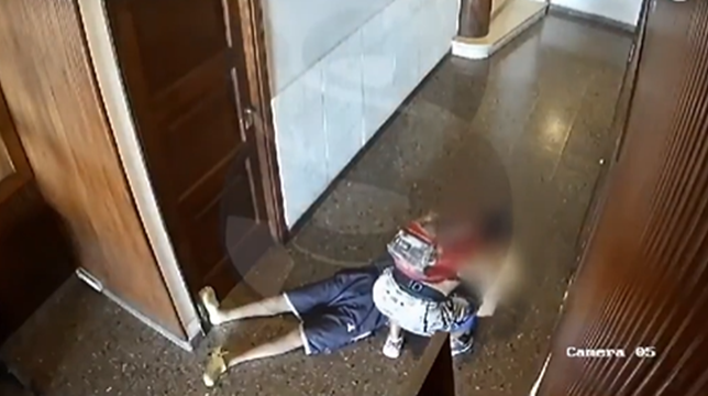 ▲▼男心臟病發倒地！路人衝上去「偷光他的錢」　冷血行徑全拍下。（圖／翻攝X）