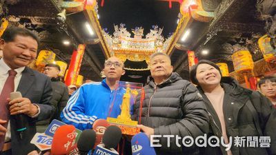 鎮瀾宮今年頭香王不一樣！巨大機械技師「蛇進來」抱走1.8萬金媽祖