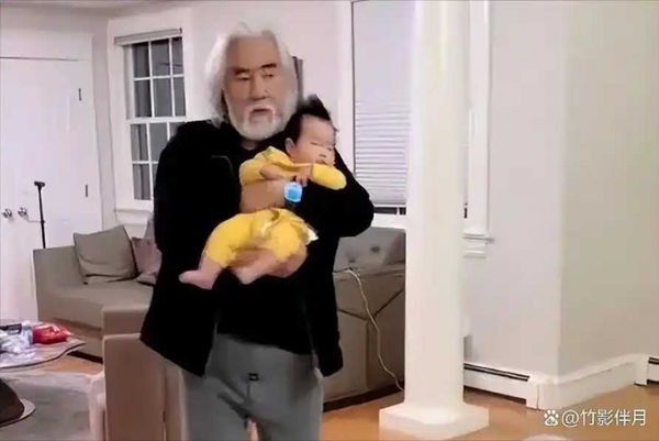 &nbsp; 73歲張紀中去年迎來小女兒的出生。（圖／翻攝自微博）&nbsp;&nbsp;