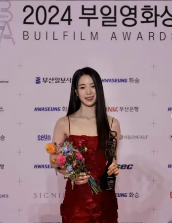 ▲林智妍當時在台上拍手的畫面惹議。（圖／翻攝自韓網、林智妍IG）