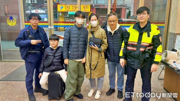 ▲新北瑞芳警除夕暖心行動 助韓籍遊客尋回遺失攝影機。（圖／記者郭世賢翻攝）