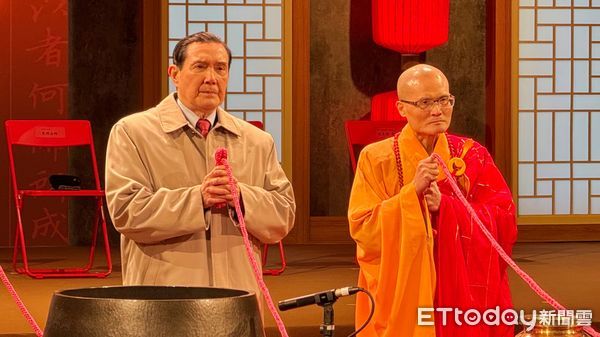  ▲法鼓山除夕夜撞鐘108響 馬英九祈願「三希望」風調雨順。（圖／記者郭世賢攝）