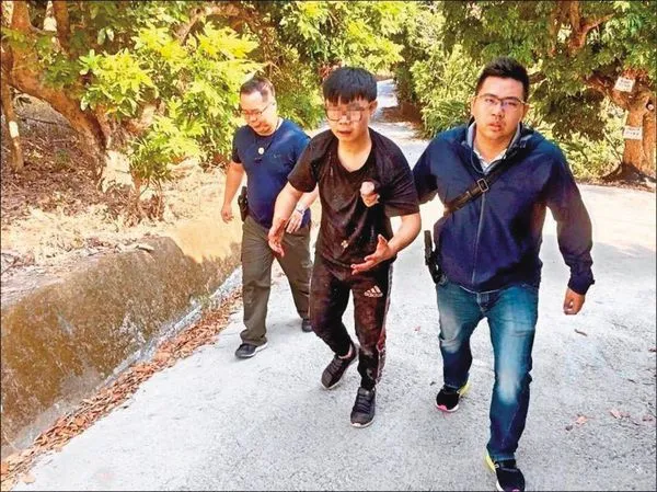 警方在霧峰山區逮捕搶劫殺人的李政達（中）及另2名共犯。（警方提供）