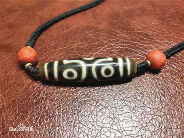 主謀黃焌柚與死者合夥買賣一顆「天地眼中眼」極品天珠，卻中飽私囊。（翻攝百度百科）