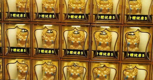 光明燈要將名字固定、穩定顯示，不可移動或轉動。（圖／楊登嵙提供）