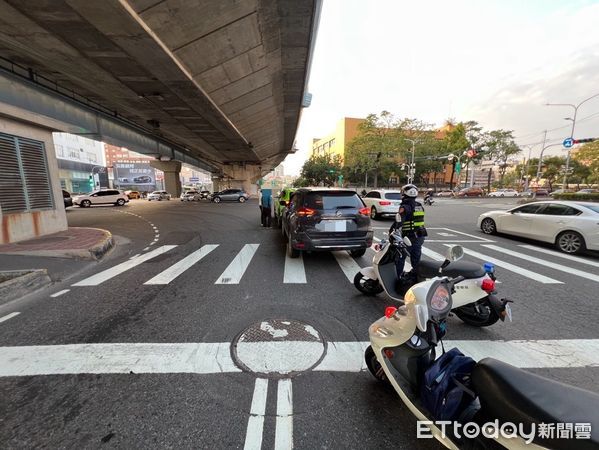 ▲藍寶堅尼休旅車遭後方疑似爆衝車輛推撞           。（圖／記者吳奕靖翻攝）