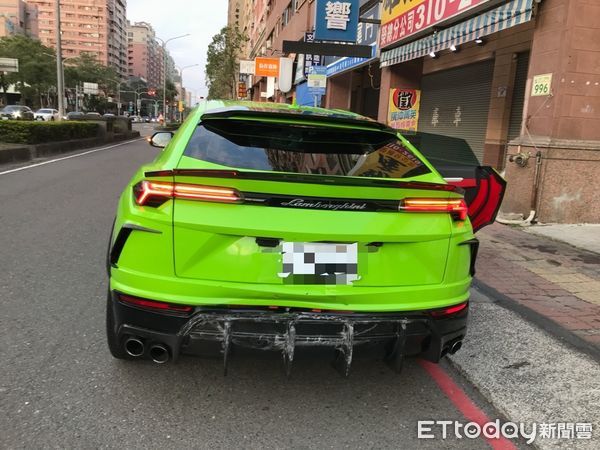 ▲藍寶堅尼休旅車遭後方疑似爆衝車輛推撞           。（圖／記者吳奕靖翻攝）