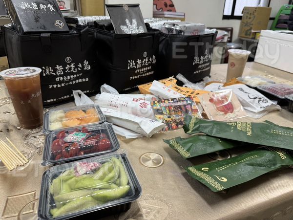 ▲輝達尾牙宴當晚逢甲攤商接神秘電話，打包美食直送黃仁勳飯店。（圖／民眾提供）