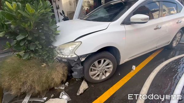 ▲▼ 自撞電箱火警燒毀4店            。（圖／記者林東良翻攝）