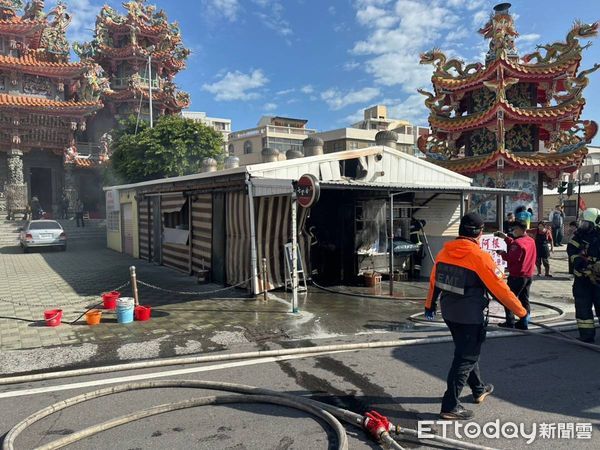 ▲▼大年初一澎湖鹽酥雞攤無故起火，警消馳援搶救。（圖／記者陳韋男翻攝）