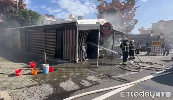 ▲▼大年初一澎湖鹽酥雞攤無故起火，警消馳援搶救。（圖／記者陳韋男翻攝）