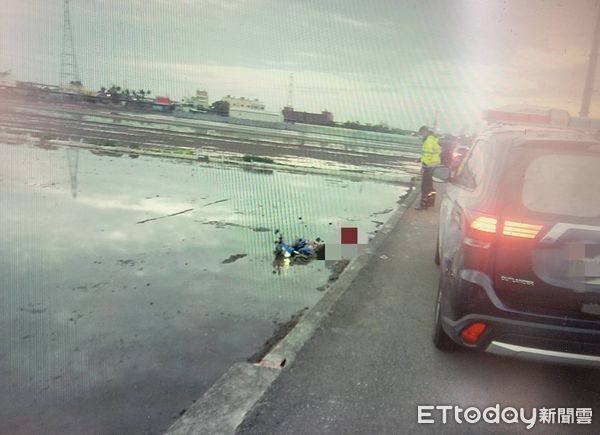 ▲烏日水田有男屍！男子騎電動車摔落田中喪命。（圖／記者游瓊華翻攝）