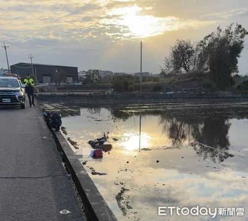 ▲烏日水田有男屍！男子騎電動車摔落田中喪命。（圖／記者游瓊華翻攝）