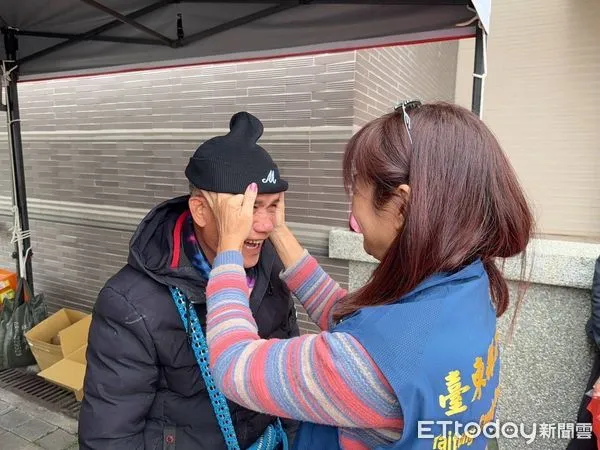 ▲台東縣府社會處年初一備熱食邀街友呷平安。（圖／記者楊漢聲翻攝）