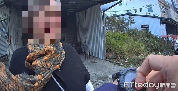 ▲台東警察溫暖外籍遊客。（圖／記者楊漢聲翻攝）