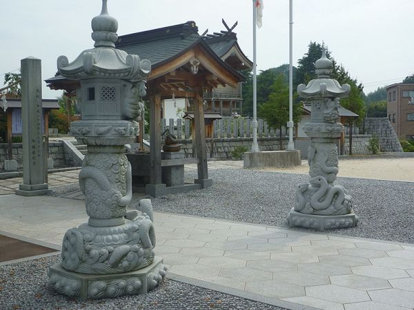 日本人今年都來這參拜！唯一有「活體白蛇」神社　御守藏蛇皮超招財