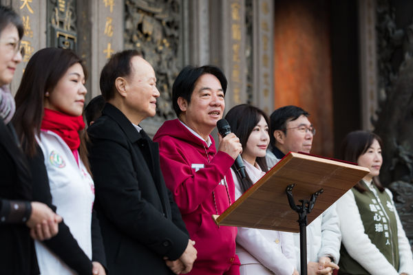 ▲▼總統賴清德初一第一個行程就前往吳沛憶的選區參拜發福袋。（圖／總統府提供）