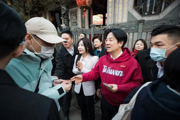 ▲▼總統賴清德初一第一個行程就前往吳沛憶的選區參拜發福袋。（圖／總統府提供）