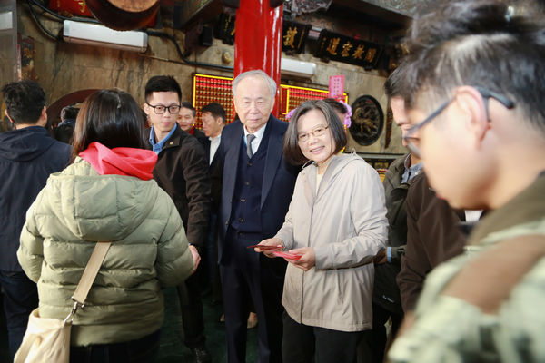 ▲▼蔡英文也在大年初一到吳沛憶的選區一起參拜。（圖／吳沛憶辦公室）