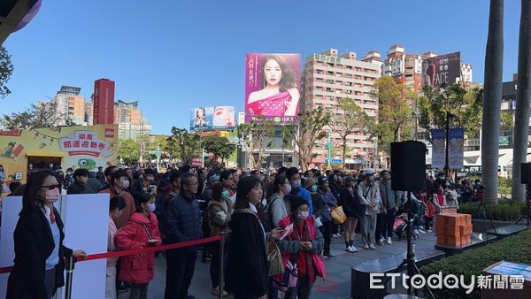 ▲新光三越人潮。（圖／記者游瓊華攝）