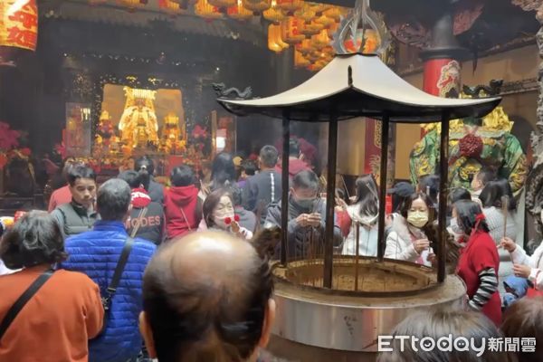 ▲有300餘年歷史的雲林縣西螺福興宮，西螺媽祖太平媽祖廟，從昨日圍爐除夕夜開始，廟前廣場及附近道路擠滿百萬人潮。（圖／記者王悉宇翻攝）