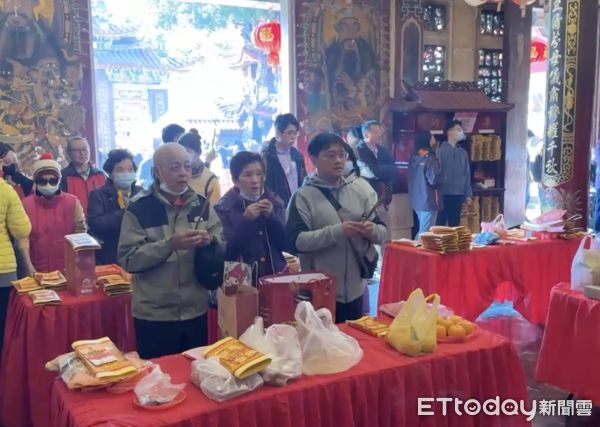 ▲有300餘年歷史的雲林縣西螺福興宮，西螺媽祖太平媽祖廟，從昨日圍爐除夕夜開始，廟前廣場及附近道路擠滿百萬人潮。（圖／記者王悉宇翻攝）