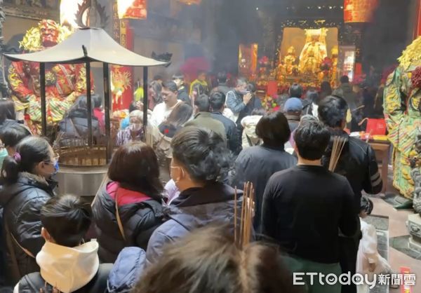 ▲有300餘年歷史的雲林縣西螺福興宮，西螺媽祖太平媽祖廟，從昨日圍爐除夕夜開始，廟前廣場及附近道路擠滿百萬人潮。（圖／記者王悉宇翻攝）