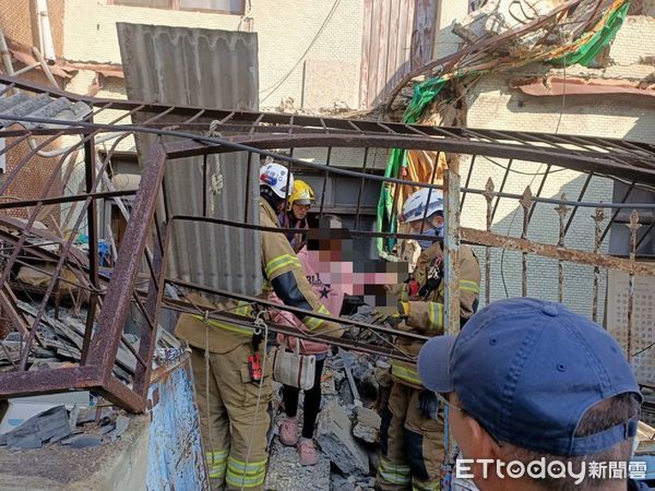 ▲▼台南民宅圍牆倒塌             。（圖／記者林東良翻攝）