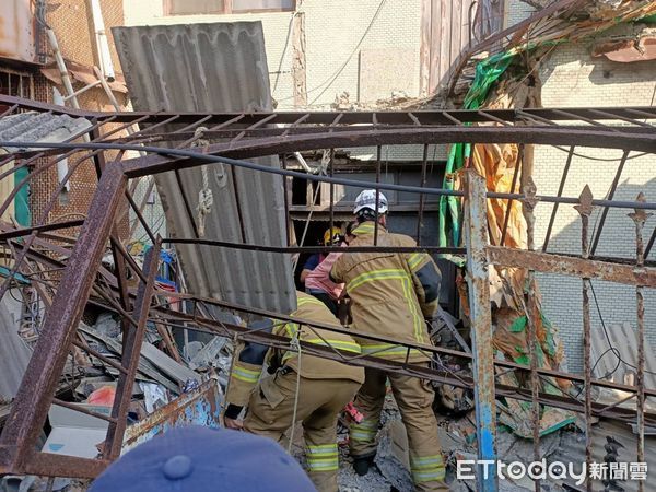 ▲▼台南民宅圍牆倒塌             。（圖／記者林東良翻攝）