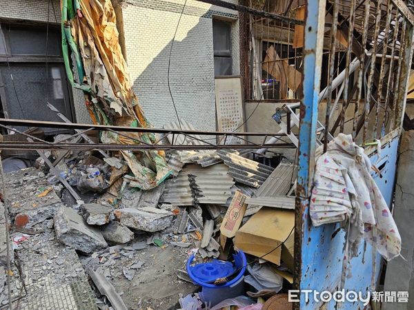 ▲▼台南民宅圍牆倒塌             。（圖／記者林東良翻攝）