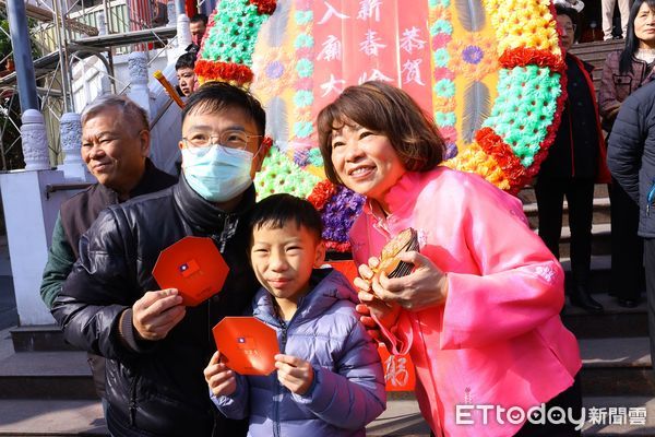 ▲▼     嘉義市長黃敏惠初一分送開運紅包 祈願市民幸福安康    。（圖／嘉義市政府提供）