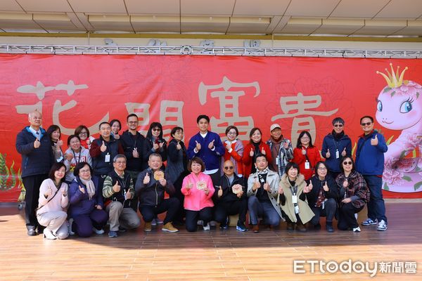 ▲▼     嘉義市長黃敏惠初一分送開運紅包 祈願市民幸福安康    。（圖／嘉義市政府提供）