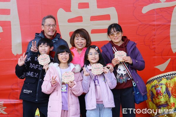 ▲▼     嘉義市長黃敏惠初一分送開運紅包 祈願市民幸福安康    。（圖／嘉義市政府提供）