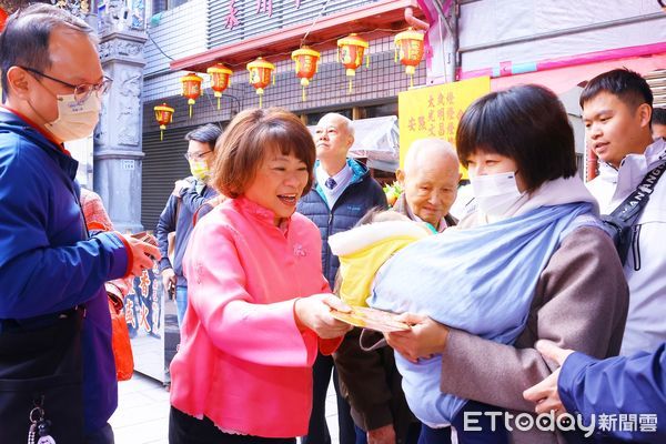 ▲▼     嘉義市長黃敏惠初一分送開運紅包 祈願市民幸福安康    。（圖／嘉義市政府提供）