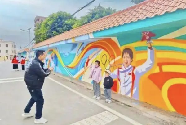 ▲▼全紅嬋回家過年被包圍　無奈發文：理智一點吧！。（圖／翻攝微博）