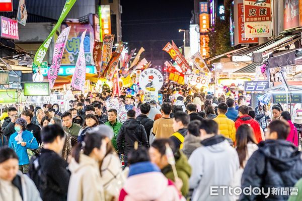 ▲▼   嘉義市文化路夜市成「大型暖暖包」 黃敏惠市長與大白熊帶路揪走春  。（圖／嘉義市政府提供）