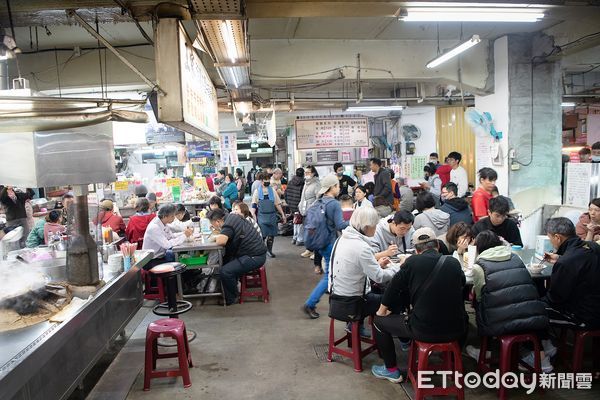 ▲▼   嘉義市文化路夜市成「大型暖暖包」 黃敏惠市長與大白熊帶路揪走春  。（圖／嘉義市政府提供）