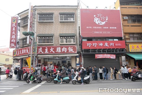 ▲▼   嘉義市文化路夜市成「大型暖暖包」 黃敏惠市長與大白熊帶路揪走春  。（圖／嘉義市政府提供）
