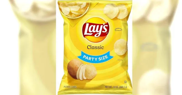 美國食品暨醫藥管理局（FDA）本週宣佈，將調高樂事一款13盎司派對分享包（Party Size） 經典原味薯片召回令至「最高級別」。（示意圖／翻攝amazon）