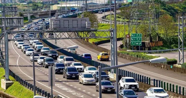 春節出遊難免會遇上塞車，很容易因此導致泌尿道感染，醫師提供小偏方降低感染機率。（示意圖／報系資料照）