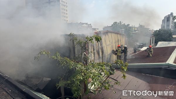 ▲▼大年初二屏東北區市場發生平房火警。（圖／記者陳崑福翻攝）