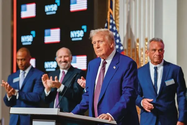 美國總統川普（前）邀請特斯拉執行長馬斯克入閣，市場解讀特斯拉在自駕車發展將獲政府大力支持。（翻攝紐約證交所臉書）